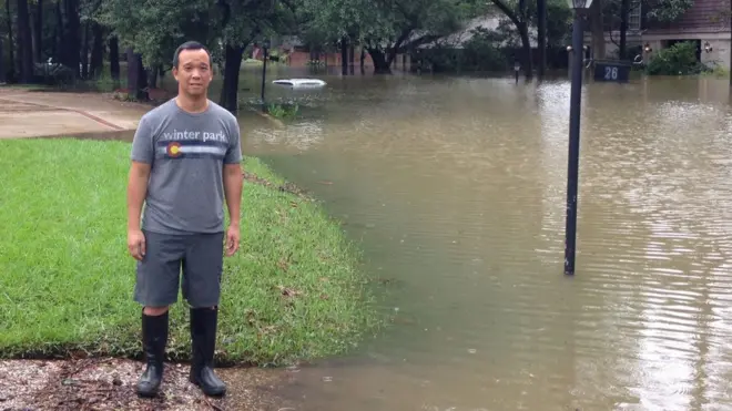 Jalanan di sekitar rumah Marsel Setiawan tergenang air dan mobilnya tenggelam.