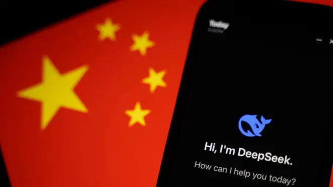 一面中國國旗,以及DeepSeek的應用程式。