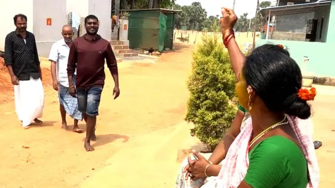 ఈ గ్రామంలో 500 మంది పేర్లు పోలీసే