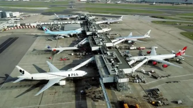 Heathrow hiện đã có năm nhà ga hàng không và là phi trường thuộc loại đông đúc nhất thế giới
