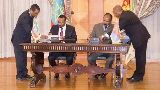 MM Dr Abiyyi Ahmad (Bitaa) Pirezidaantii Eertiraa Isaayaas Afawarqii waliin waliigaltee yoo mallattessan