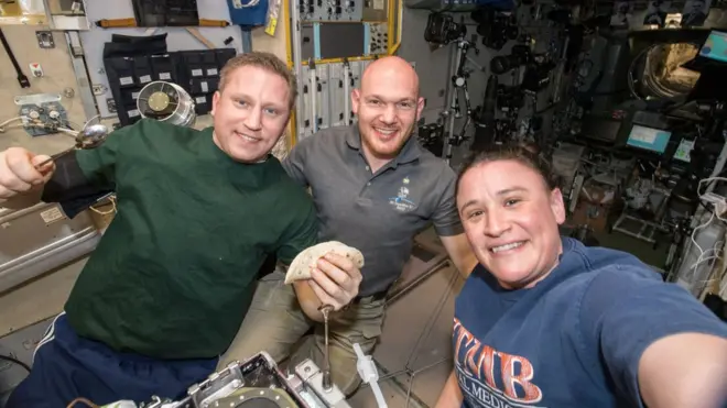 Posada Međunarodne svemirske stanice slikala je selfi dok ruča u „Zvezdi", ruskom delu stanice