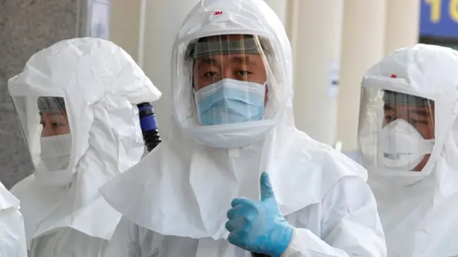 Seorang tenaga medis di sebuah rumah sakit di Daegu, Korea Selatan, mengacungkan jempolnya. Untuk pertama kalinya sejak wabah Februari lalu, pada Kamis (30/04) Korea Selatan mencatat tidak ada kasus baru Covid-19 yang berasal dari penularan domestik.