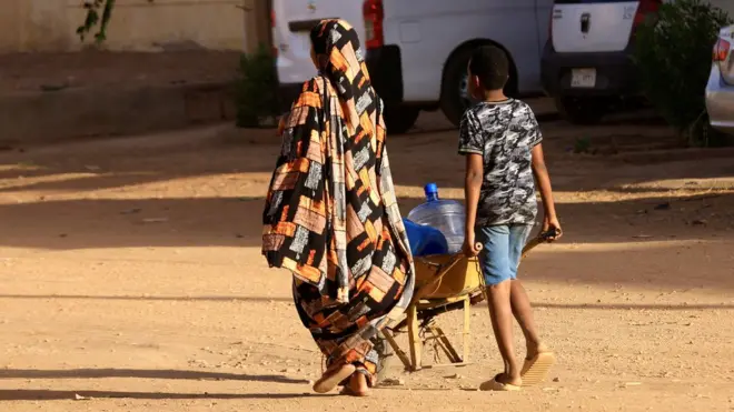 سودانيون ينقلون المياه