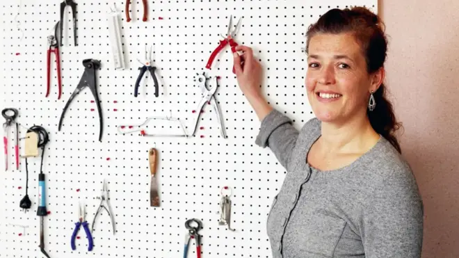 لعبت الصحفية الهولندية مارتيني بوسما دورا رياديا في نشر فكرة "مقاهي تصليح الأجهزة المعطلة" في هولندا، لتنتشر الفكرة بعد ذلك في أوروبا على نحو متسارع