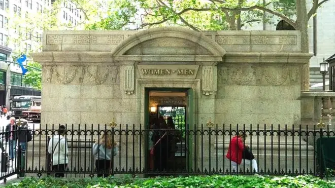 Il s'agit des toilettes publiques les plus chics de la ville situées dans le jardin public de Bryant Park, le long de la 42ème rue.