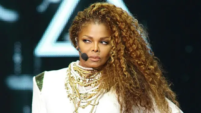 janet jackson en un escenario 