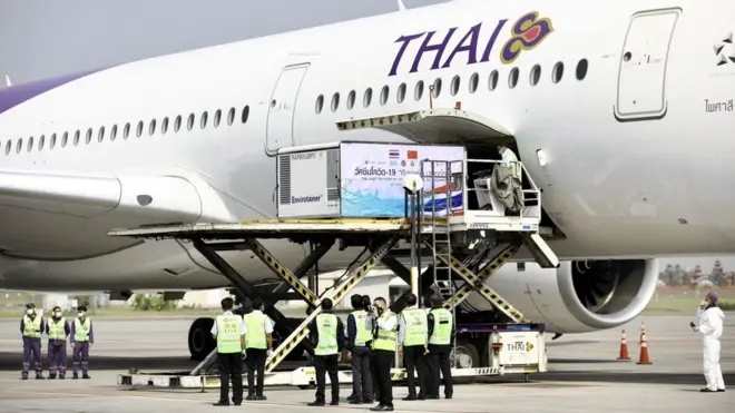 ตู้คอนเทนเนอร์บรรจุวัคซีนโควิด-19 ถูกลำเลียงออกมาจากเครื่องบินของการบินไทย