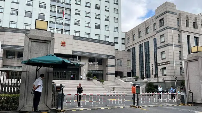 2025年9月19日，安保人员在上海一家法院大院内站岗，将外交官和记者拒之门外，人权组织称，著名公民记者张展正在上海法院接受审判。