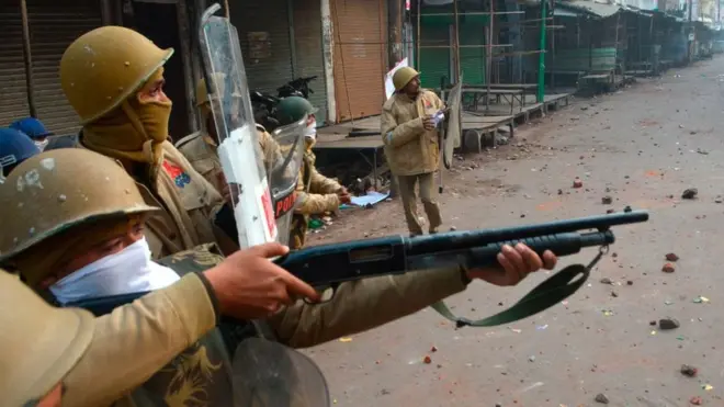 कानपुर में विरोध प्रदर्शन के दौरान कुछ पुलिसकर्मी