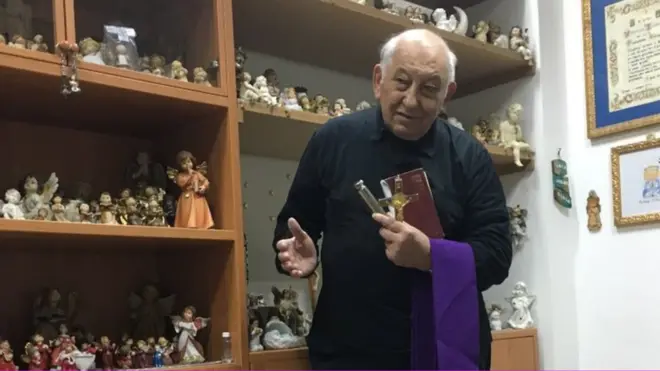 Frei Vincenzo Taraborelli recebe dezenasaplicativo para jogos de loteriapessoas diariamente naaplicativo para jogos de loteriasala atrás da igreja.