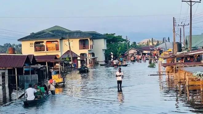Flooding for Akinima, headquarters of Ahoada West LGA of Rivers State reach roof level as many houses dey totally submerged in di flood