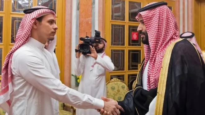 استقبل الملك سلمان سهل بن أحمد خاشقجي وصلاح بن جمال خاشقجي بحضور ولي العهد محمد بن سلمان