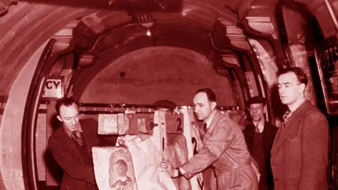 Pemindahan Elgin Marbles ke stasiun kereta bawah tanah Aldwych.