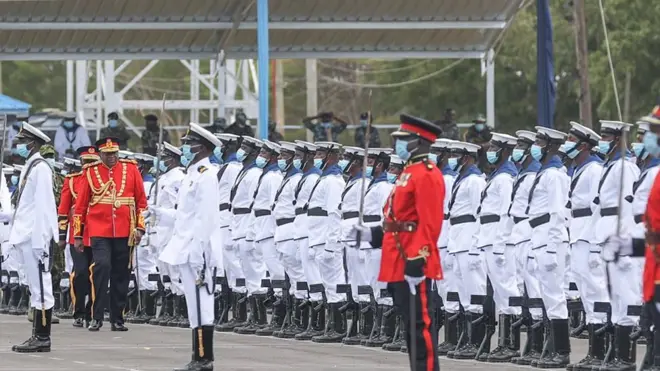 Madaxwaynaha oo salaan ka qaadanaya cidamada