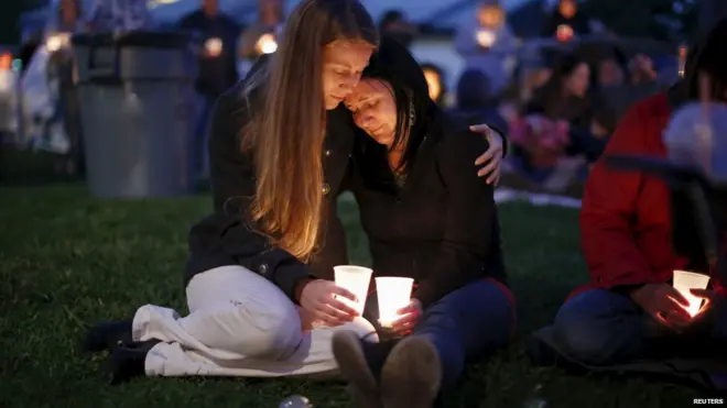 アンプクア・コミュニティー・カレッジで起きた銃乱射事件の犠牲者の追悼のため人々が集まった