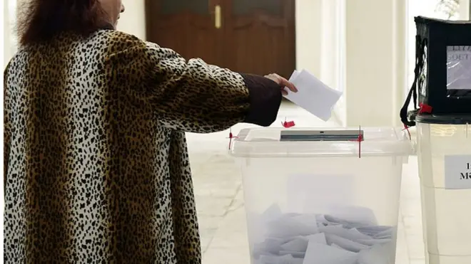 Seçkilərdə səs verən qadın