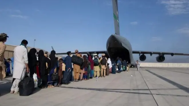 अफ़ग़ानिस्तान के तीसरे सबसे शहर हेरात के लोगों का कहना है कि जब से उनके शहर पर तालिबान का क़ब्ज़ा हुआ है, तब से वो ख़ौफ़ के साए में जी रहे हैं.