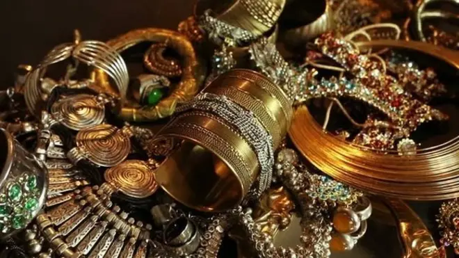 صورة تعبيرية للمجوهرات المسروقة