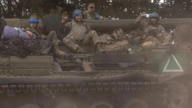 在与库尔斯克地区接壤的苏梅（Sumy）地区，BBC记者目击源源不断的乌克兰装甲运兵车和坦克向俄罗斯驶去。