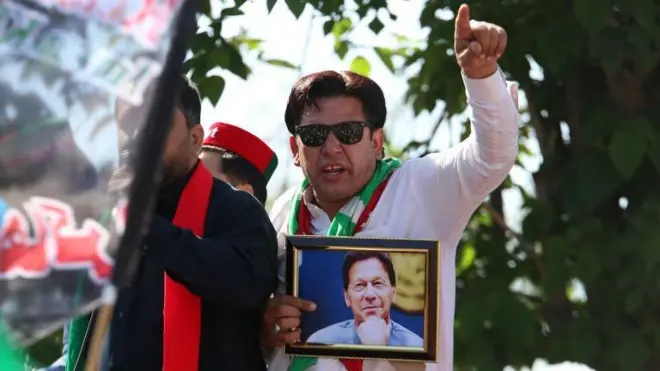 عمران خان يتمتع بشعبية واسعة في باكستان