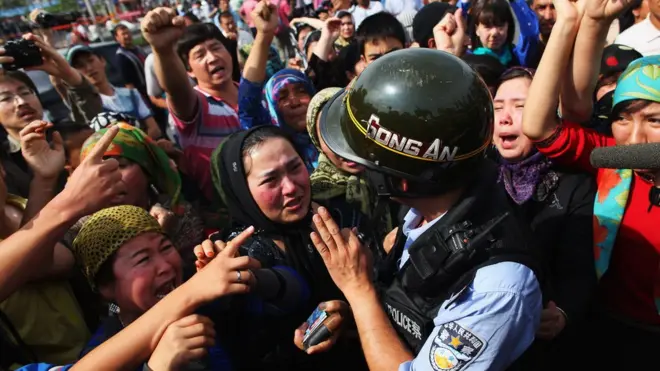 七五过后，许多维吾尔族青年遭到逮捕。7月7日，他们的家人上街表达抗议。