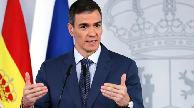 페드로 산체스 스페인 총리가 기자회견에서 발언하고 있다
