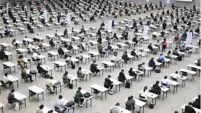 지난 5월 한 공사 채용 시험 현장. 지원자들이 거리두기를 하고 필기 시험에 응하고 있다