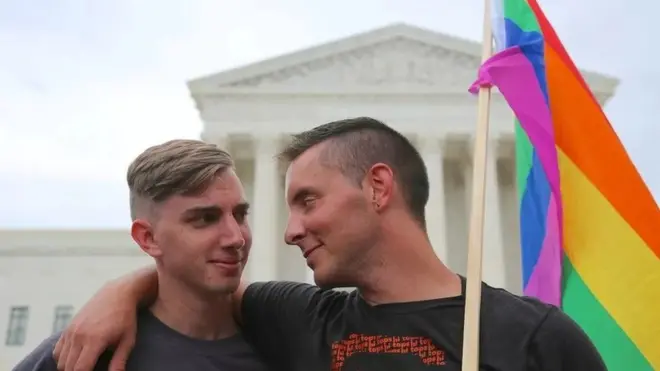 समलैंगिक शादियों को अब कानूनी हिफ़ाज़त