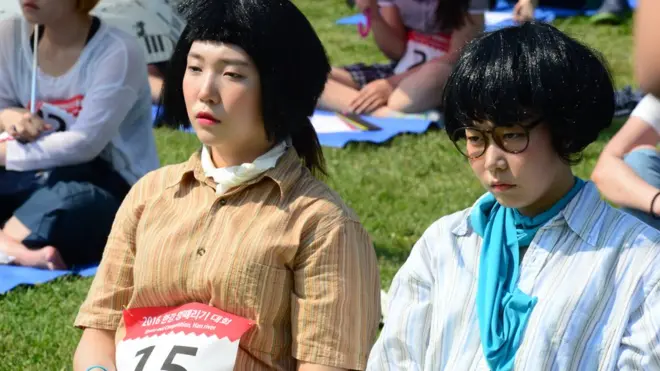 2016 한강 멍때리기 대회에서 참가자들이 멍하니 있다