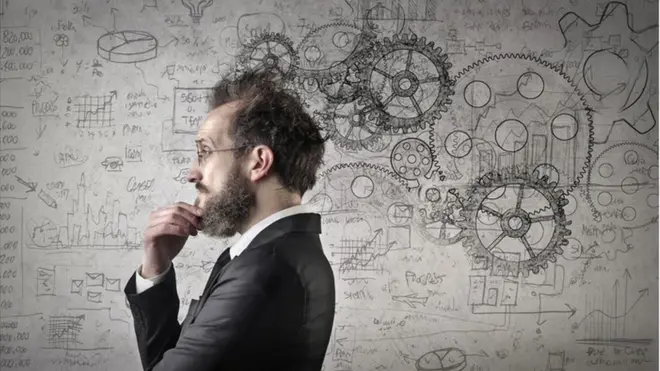 رجل وبجانب رأسه رسوم من الدوائر