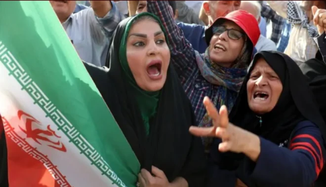 протестующие иранские женщины