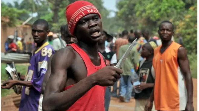 Jeunes membres d'un groupe d'auto-défense prêt à en découdre avec d'autres groupes à Bangui