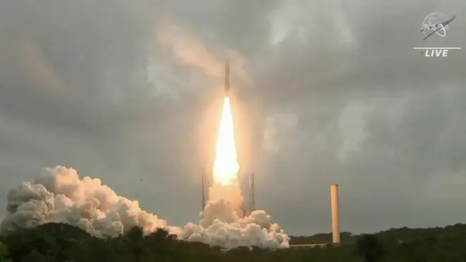 لحظة انطلاق الصاروخ أريان حاملاً على متنه التليسكوب الفضائي الجديد جيمس ويب.