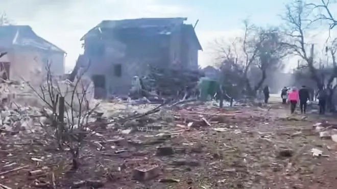 Mariupolun yaşayış məntəqələrinin Rusiya qoşunları tərəfindən atəşə tutulmasının nəticələri. 10 mart 2022