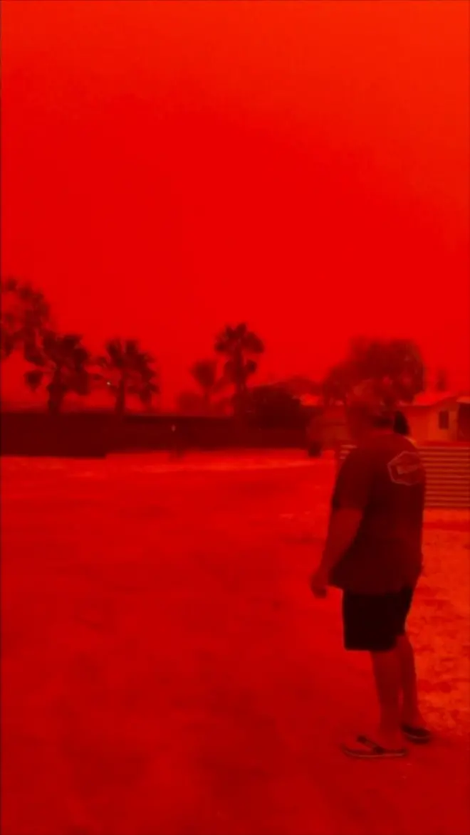 Nestvarno crveno nebo u zapadnoj Australiji pred tropski ciklon Narel.