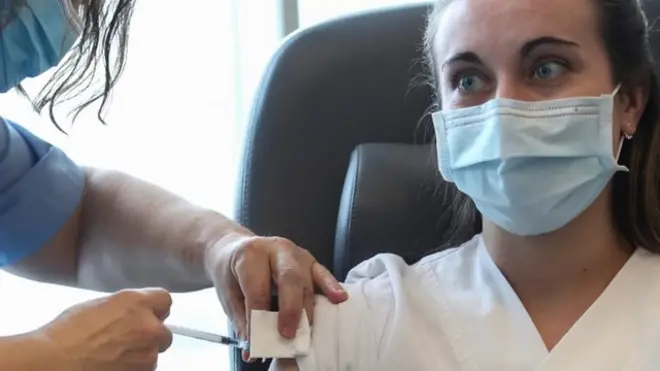 Mujer vacunada en Bruselas