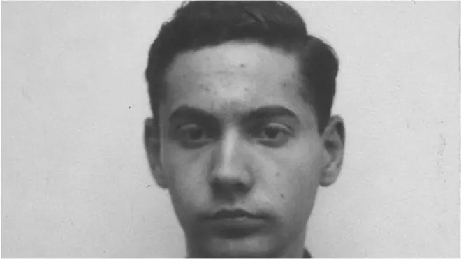 تھیوڈور ہال مینہٹن پراجیکٹ میں کام کرنے والے سب سے کم عمر سائنسدان تھے جہاں دنیا کا پہلا ایٹم بم بنا