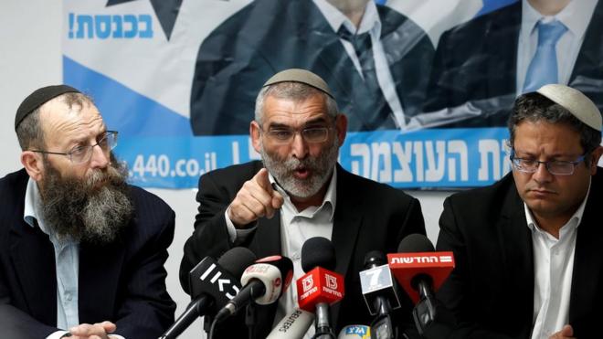 ميخائيل بن آري (في الوسط) بين زعيمين آخرين لحزب القوة اليهودي، باروخ مارزيل وإتمار بن-غفير في القدس في مارس آذار الماضي