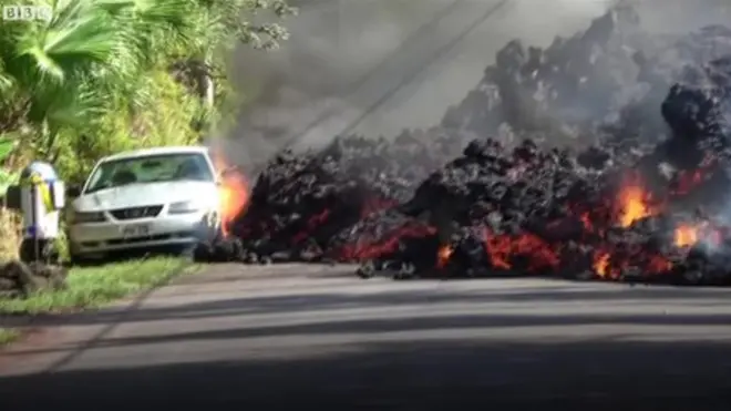 Kilauea volkanının patlaması sonucu oluşan dev lav akıntısı ç