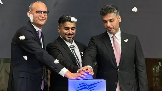 इसराइल में यूएई के राजदूत मोहम्मद अल खाजा तेल अवीव स्टॉक एक्सचेंज की घंटी बजाते हुए