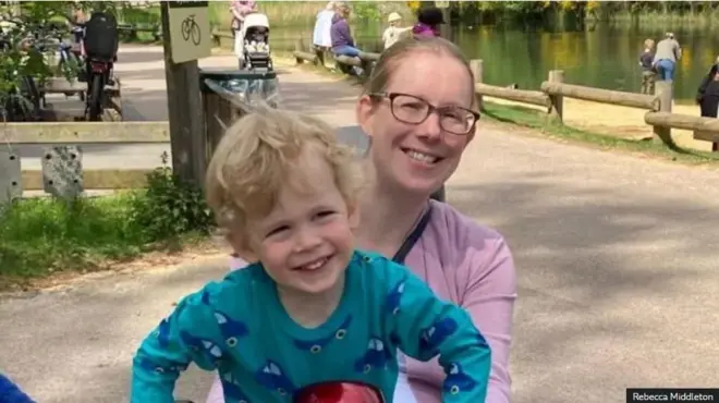 Rebecca agaragara yambaye lunettes, anateruye umwana bombi baseka