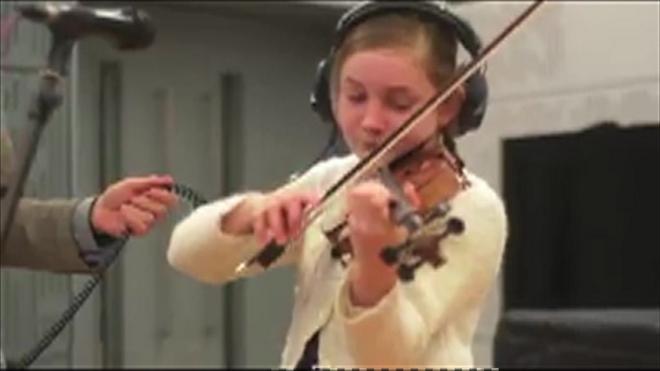 Alma Deutscher, de 11 anos, começou a tocar piano aos dois e violino aos três.