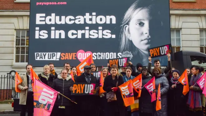 Öğretmenler sendikası üyeleri 'Eğitim krizde' pankartı altında ücret artışı talep ediyor