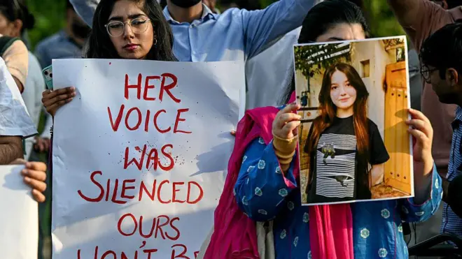 په عکس کې ځينې اعتراض کوونکي ښکاري چې د ثنا یوسف عکس ورسره لېږدوي او هغې ته د انصاف غوښتنه کوي.