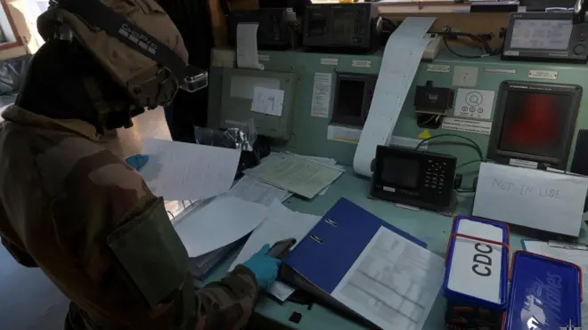 Сотрудники французских силовых структур на борту танкера Grinch