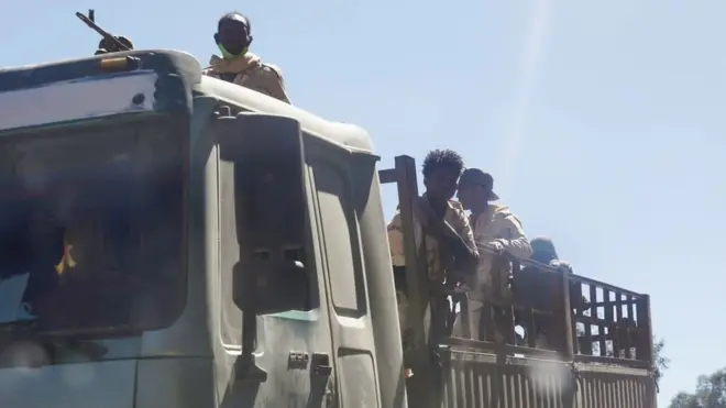 የኤርትራ ሠራዊት ዩኒፎርም የለበሱ ወታደሮች አዲግራት ከተማ አቅራቢያ መጋቢት 5 2013 ዓ.ም.