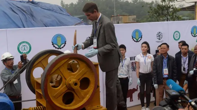Đại sứ Anh Giles Lever có mặt và tham gia việc tiêu hủy