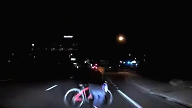 امرأة تلقى حتفها بعد أن تعرضت للدهس من قبل سيارة ذاتية القيادة تابعة لشركة "أوبر"، لتكون هذه الحادثة الأولى من نوعها بين سيارة ذاتية القيادة وأحد المشاة، في الولايات المتحدة.