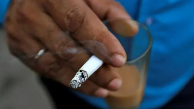 Hindistan'da sigara içen bir kişi